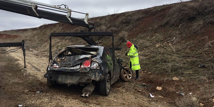 Takla atan otomobilin sürücüsü yaralandı