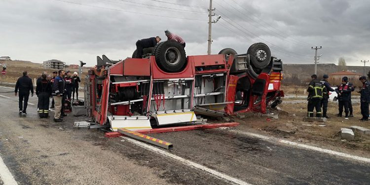 Yardıma giden itfaiyeciler ölümden döndü