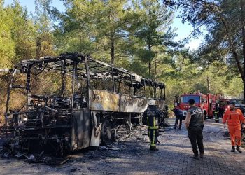Turistleri taşıyan tur otobüsü yandı
