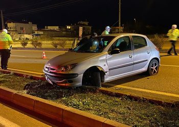 Otomobil refüjden karşı şeride geçti