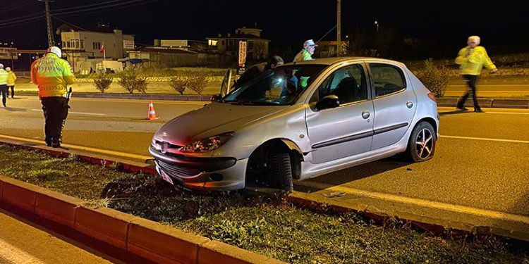 Otomobil refüjden karşı şeride geçti