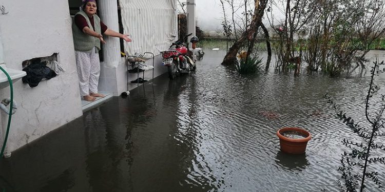 Manisa’da bazı evleri su bastı