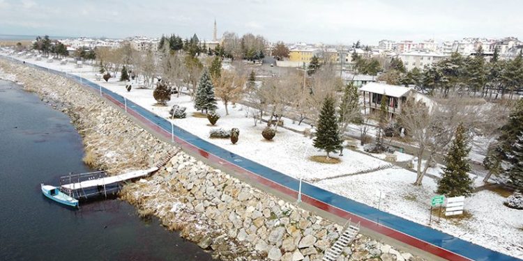 Beyşehir Gölü’ne kar yağışı umut oldu