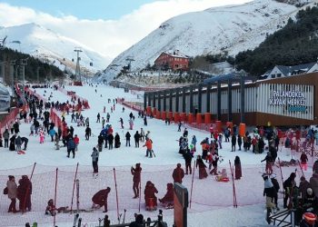 Palandöken Kayak Merkezi tatilcilerin akınına uğruyor