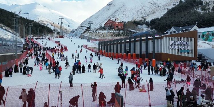 Palandöken Kayak Merkezi tatilcilerin akınına uğruyor
