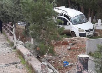 Lastiği patlayan araç mezarlığa uçtu