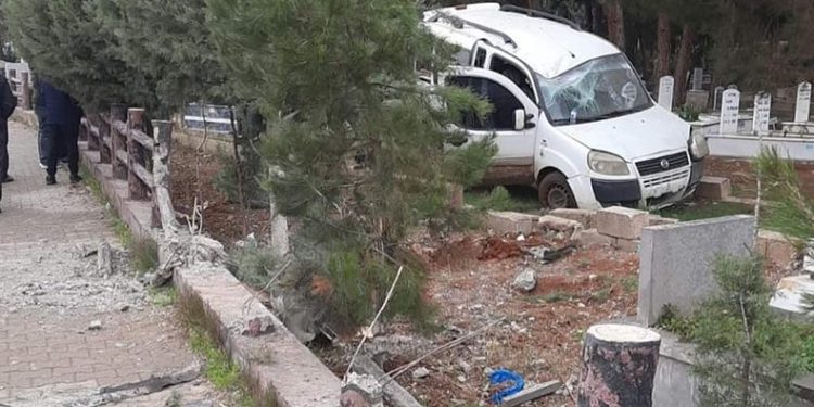 Lastiği patlayan araç mezarlığa uçtu
