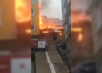 Bursa’da eski bina alev alev yandı
