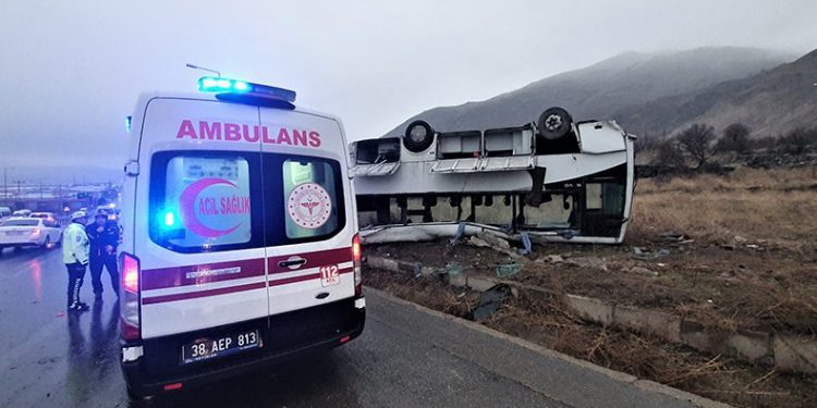 Yoldan çıkan servis takla attı