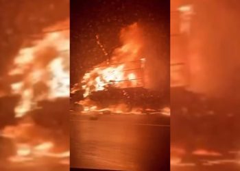 Bursa’da seyir halindeki kamyonet alev alev yandı