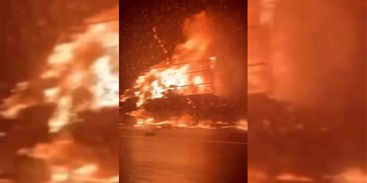 Bursa’da seyir halindeki kamyonet alev alev yandı