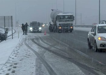 İstanbul Havalimanı yolunda yoğun kar yağışı