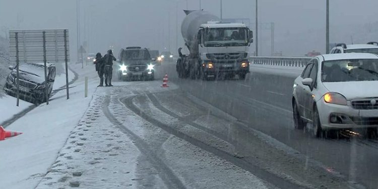 İstanbul Havalimanı yolunda yoğun kar yağışı