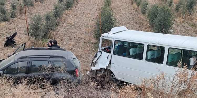 Çarpışan araçlar tarlaya uçtu