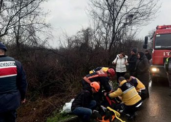 Otoyolda otomobil şarampole yuvarlandı