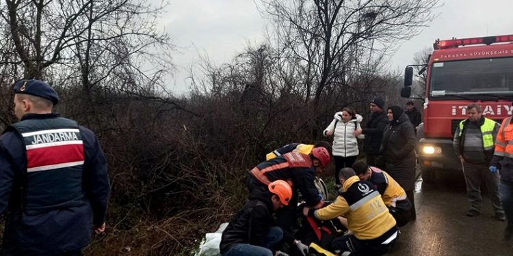 Otoyolda otomobil şarampole yuvarlandı