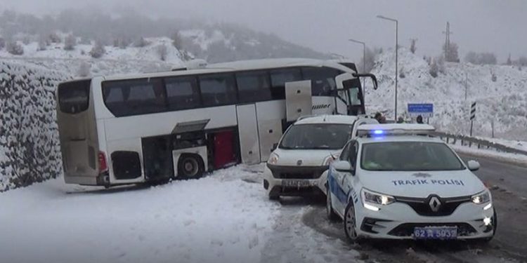 Tunceli’de kayganlaşan yolda kaza