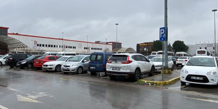 Açık otopark alanında mazgallar çalındı