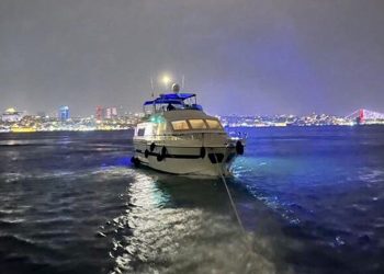 Sarayburnu açıklarında sürüklenen tekne kurtarıldı
