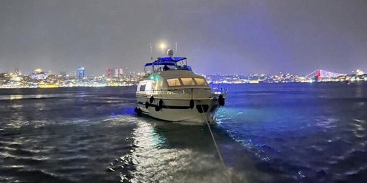 Sarayburnu açıklarında sürüklenen tekne kurtarıldı