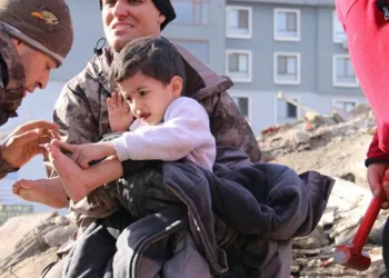 Minik Şahin 30 saat sonra sağ çıkartıldı