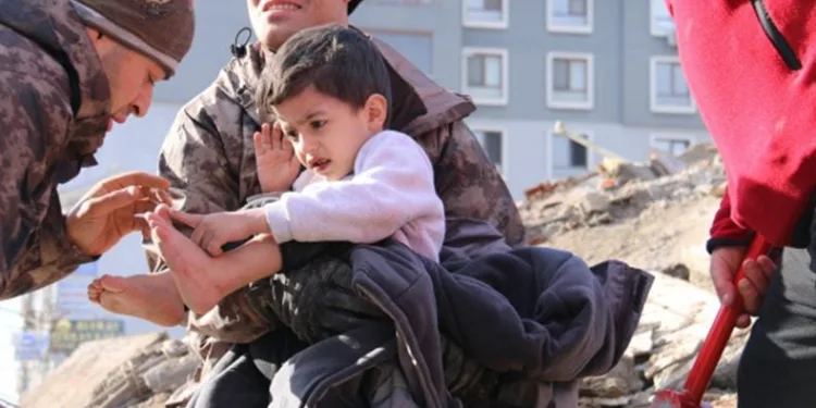 Minik Şahin 30 saat sonra sağ çıkartıldı