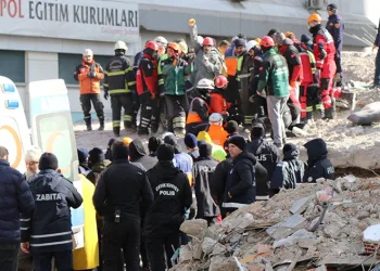 Enkaz altından 2 kız kardeş sağ çıkarıldı