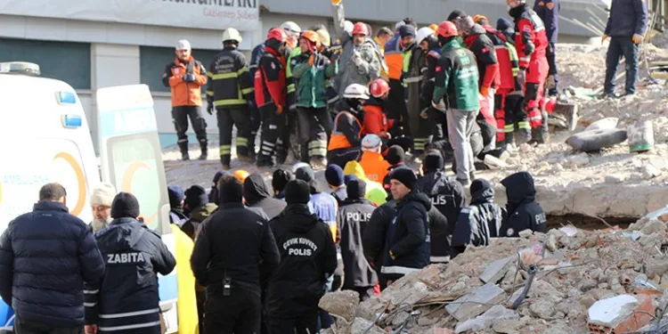 Enkaz altından 2 kız kardeş sağ çıkarıldı