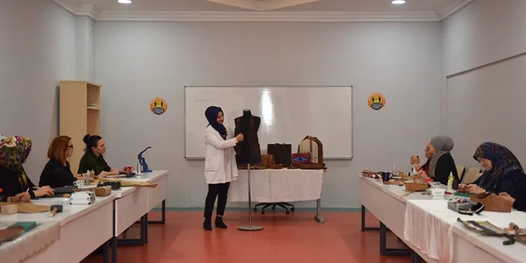 Yıldırım’da deri sanatının incelikleri öğretiliyor