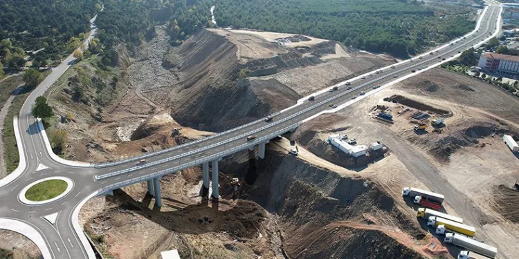 Bursa’da Balıklıdere Köprüsü inşaatı hızla sürüyor