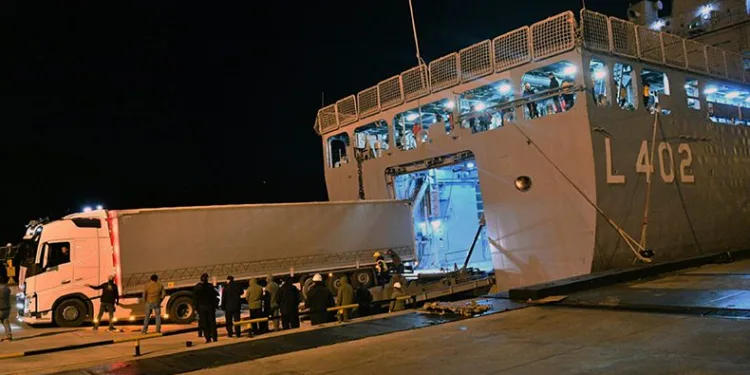 Tıbbi malzemeler askeri gemi ile gönderildi