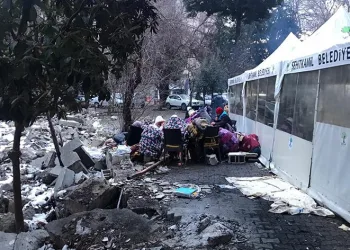 Enkaz bölgesinde ateş başında sabahladılar