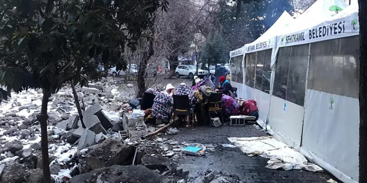 Enkaz bölgesinde ateş başında sabahladılar