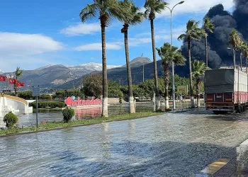 İskenderun’da deniz seviyesi yükselmeye başladı