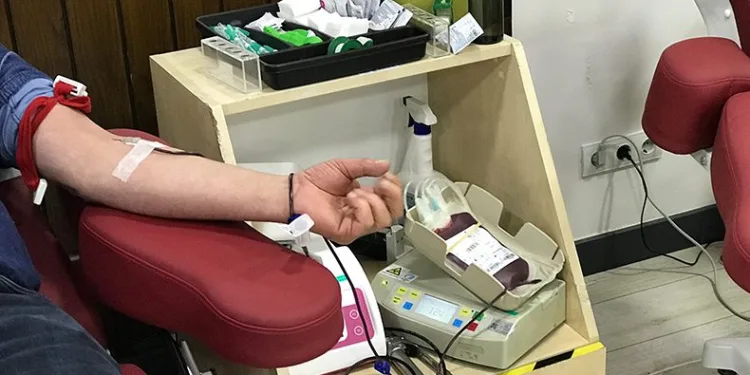Depremzedelere yardım için kan merkezlerine koştular