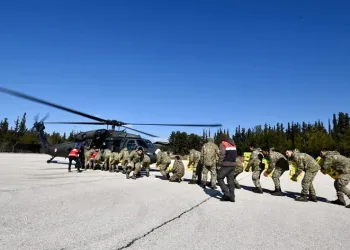 Dağlık köylere helikopterle yardım ulaştırıldı