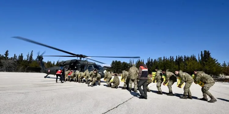 Dağlık köylere helikopterle yardım ulaştırıldı