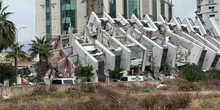 İskenderun’da 20’nin üzerinde bina yıkıldı