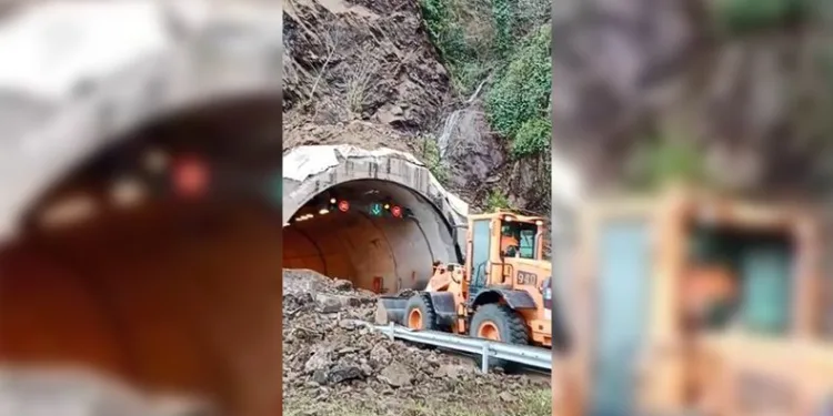 Kopmuş Tüneli girişinde heyelan