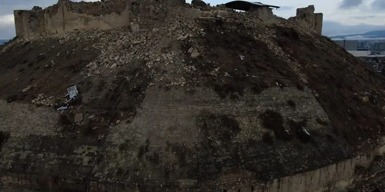 Asırlık Gaziantep kalesi yıkıldı