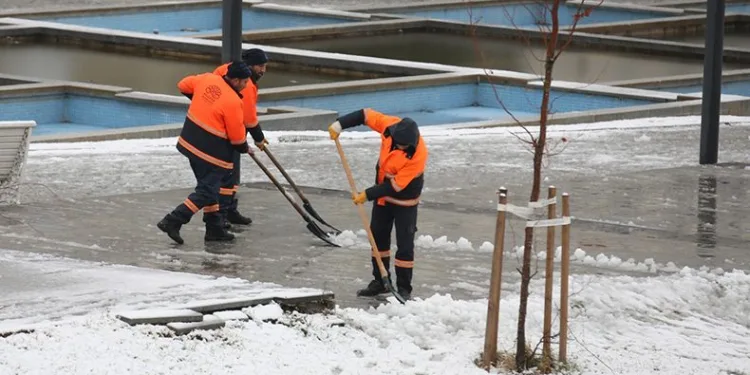 Nilüfer’de karla mücadele ekipleri görev başında