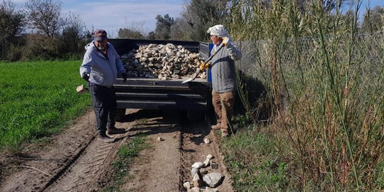 Köylüler kendi yollarını yapmaya başladı