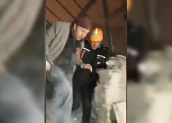 Van ekibi deprem enkazından 1 kişiyi sağ olarak çıkardı