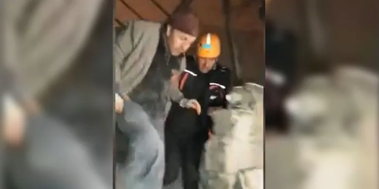 Van ekibi deprem enkazından 1 kişiyi sağ olarak çıkardı