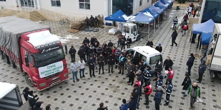 İznik’ten deprem bölgesine yardım malzemesi