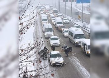 Dökülen simitleri toplamak için çevre yolunda trafiği durdurdular