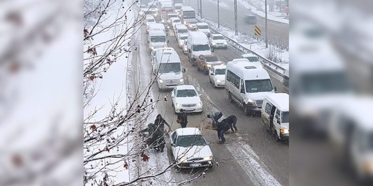 Dökülen simitleri toplamak için çevre yolunda trafiği durdurdular