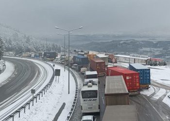 Kayan araçlar yolu trafiğe kapattı