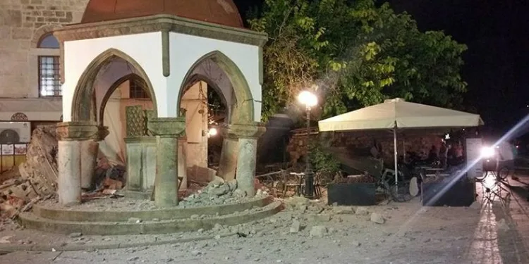 Tarihi cami depremde yıkıldı