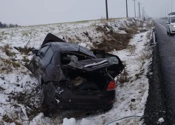 Kayganlaşan yolda otomobil takla attı